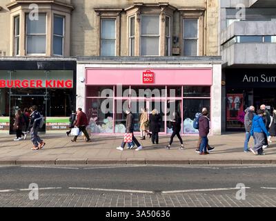 Édimbourg, Écosse, Royaume-Uni. 20 mars 2025. Situé sur Princes Street, le tout premier magasin MINISO d'Écosse ouvrira demain 21 mars à 12h. Avec seulement 5 points de vente au Royaume-Uni, la marque et le détaillant chinois de style de vie de la culture pop vendant des gammes de produits abordables spécialisées dans les biens ménagers et de consommation, y compris les cosmétiques, la papeterie, les jouets et les ustensiles de cuisine. Les 400 premiers clients à dépenser 5 £ recevront un sac de cadeaux spécial d'une valeur de 25 £, un bagpiper sera également présent pour accueillir les acheteurs. Crédit : Craig Brown/Alamy Live News Banque D'Images