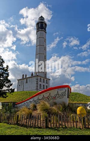 CALAIS, FRANCE, 15 mars 2025 : le phare de Calais (Phare de Calais) près du port de Calais est un point de repère important ainsi qu'une aide à la navigation Banque D'Images