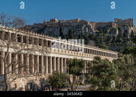 L'ancienne agora d'Athènes, en Grèce, dominée d'en haut par l'acropole en arrière-plan Banque D'Images