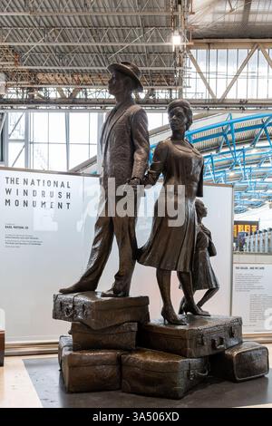 Le National Windrush Monument par le sculpteur Basil Watson à la gare de London Waterloo, Londres, Angleterre, Royaume-Uni Banque D'Images