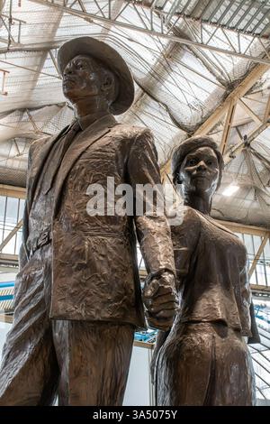 Le National Windrush Monument par le sculpteur Basil Watson à la gare de London Waterloo, Londres, Angleterre, Royaume-Uni Banque D'Images