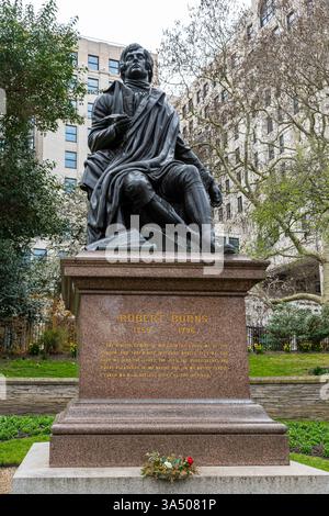 Statue en bronze du poète Robert Burns (1759 - 1796) dans les jardins Victoria Embankment, Londres, Angleterre, Royaume-Uni Banque D'Images