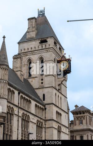 Les cours royales de justice, également appelées les cours de droit, bâtiment de cour sur le Strand, Westminster, Londres, Angleterre, Royaume-Uni Banque D'Images