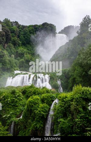 Vue imprenable sur les chutes Marmore près de Terni, Italie, capturée en été. Image de voyage pittoresque présentant une végétation luxuriante, des eaux coulantes et la beauté naturelle italienne. Idéal pour le tourisme, la nature et les campagnes paysagères. Banque D'Images