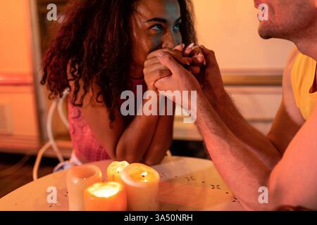 Jeune couple en vacances à côté d'un camping-car profitant de la nuit dans la nature. Un moment de voyage itinérant qui met en valeur les voyages de loisirs et le style de vie en plein air. Banque D'Images