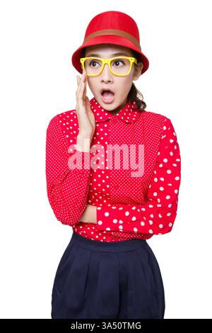 Surprise jeune femme chinoise capturée dans un cadre de studio. Ce portrait expressif convient parfaitement à la mode, aux images de réaction et aux thèmes du style de vie moderne. Idéal pour les campagnes nécessitant un visage ludique et accrocheur. Banque D'Images