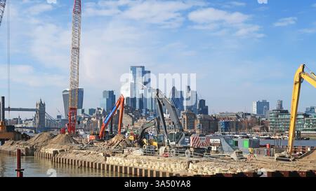 Équipement de construction sur le site de Thames Tideway Chambers Wharf à Bermondsey, Londres, Royaume-Uni. Montre l'horizon de la ville de Londres au-delà. Banque D'Images