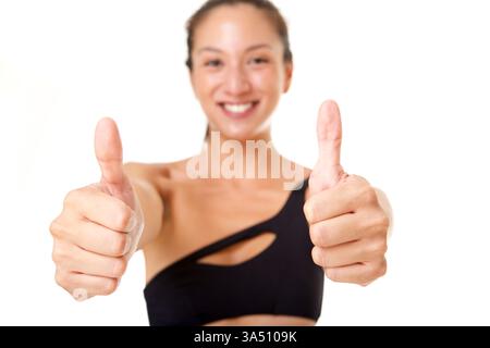 Portrait en gros plan d'une femme asiatique vietnamienne heureuse donnant un pouce sur un fond blanc. Un choix polyvalent pour une image de marque positive, la confiance et le message de style de vie. Banque D'Images