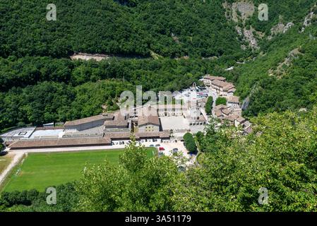 Paysage Rocca Porena vu d'un sanctuaire rocheux associé à Santa Rita. L'image capture une scène de voyage avec une beauté naturelle et un environnement historique. Idéal pour les guides de voyage caractéristiques culturelles ou la photographie du patrimoine. Banque D'Images