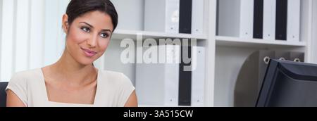 Bannière web panoramique mettant en vedette une jeune femme biraciale confiante à un bureau avec un ordinateur dans un bureau moderne. Le portrait professionnel diversifié convient aux sites Web d'entreprise et à la marque numérique. Idéal pour les visuels professionnels, de leadership et multiculturels. Banque D'Images