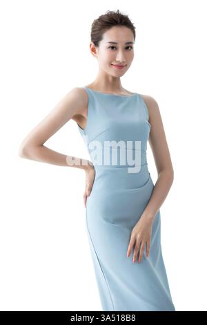 Portrait d'une belle jeune femme chinoise avec une expression lumineuse et joyeuse. Doté de maquillage et d'esthétique de soin de la peau, ce headshot studio est idéal pour la beauté, les cosmétiques et le marketing de la mode. Banque D'Images