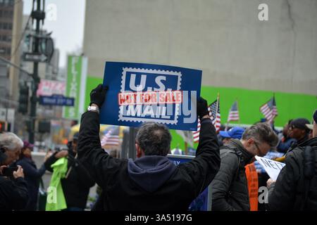 Les gens avec des signes à un Protect the postal Service se rassemblent contre une privatisation potentielle sous l'administration Trump à Midtown Manhattan. Banque D'Images
