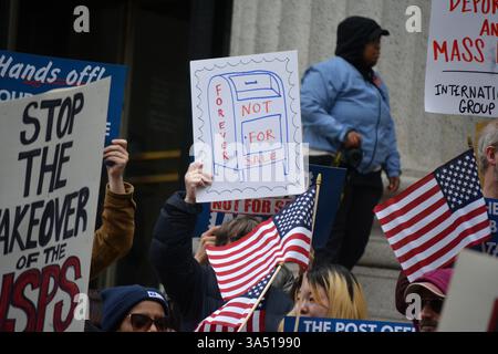 Les gens avec des signes à un Protect the postal Service se rassemblent contre une privatisation potentielle sous l'administration Trump à Midtown Manhattan. Banque D'Images