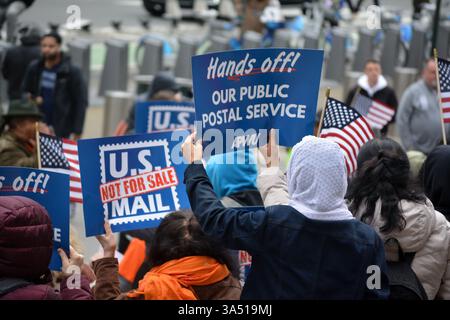 Les gens avec des signes à un Protect the postal Service se rassemblent contre une privatisation potentielle sous l'administration Trump à Midtown Manhattan. Banque D'Images