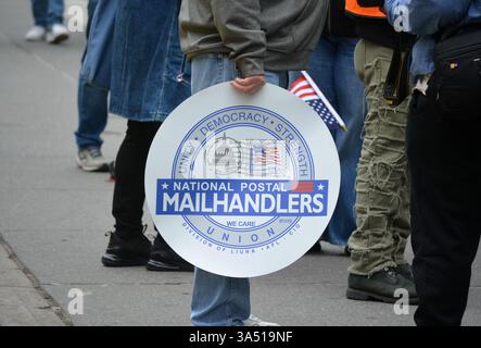 Les gens avec des signes à un Protect the postal Service se rassemblent contre une privatisation potentielle sous l'administration Trump à Midtown Manhattan. Banque D'Images