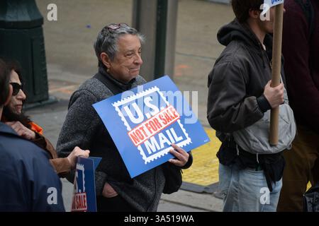 Les gens avec des signes à un Protect the postal Service se rassemblent contre une privatisation potentielle sous l'administration Trump à Midtown Manhattan. Banque D'Images