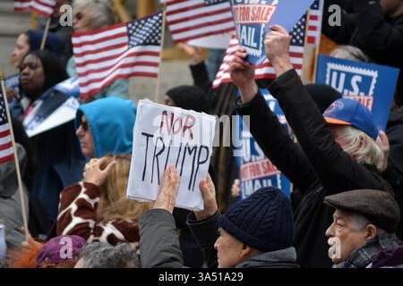 Les gens avec des signes à un Protect the postal Service se rassemblent contre une privatisation potentielle sous l'administration Trump à Midtown Manhattan. Banque D'Images