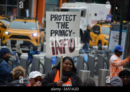 Les gens avec des signes à un Protect the postal Service se rassemblent contre une privatisation potentielle sous l'administration Trump à Midtown Manhattan. Banque D'Images