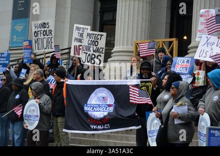 Les gens avec des signes à un Protect the postal Service se rassemblent contre une privatisation potentielle sous l'administration Trump à Midtown Manhattan. Banque D'Images