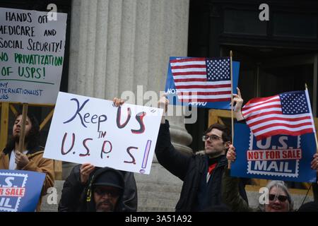 Les gens avec des signes à un Protect the postal Service se rassemblent contre une privatisation potentielle sous l'administration Trump à Midtown Manhattan. Banque D'Images