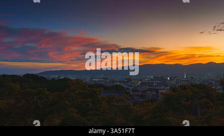 kyoto, Japon - 23 septembre 2024, vue panoramique de la ville de Kyoto au coucher du soleil avec des nuages roses par temps clair, avec des montagnes en arrière-plan, vue depuis Kiyomizu Banque D'Images