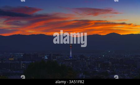 kyoto, Japon - 23 septembre 2024, vue panoramique de la ville de Kyoto au coucher du soleil avec des nuages roses par temps clair, avec des montagnes en arrière-plan, vue depuis Kiyomizu Banque D'Images
