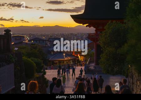 Kyoto, Japon - 23 septembre 2024, vue panoramique depuis les escaliers du temple Kiyomizu Dera, temple de l'eau pure sur les gens descendant les escaliers, le soir à Kyoto Banque D'Images