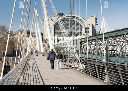 L'un des ponts du Jubilé d'Or avec Hungerford Bridge et Charing Cross Station en arrière-plan, Londres, Angleterre, Royaume-Uni Banque D'Images