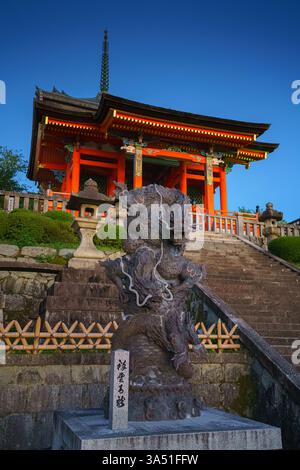 Kyoto, Japon - 23 septembre 2024, vue rapprochée verticale de la statue de pierre de deux dragons tordus près des escaliers devant l'entrée de Pure Water Kiyomizu de Banque D'Images