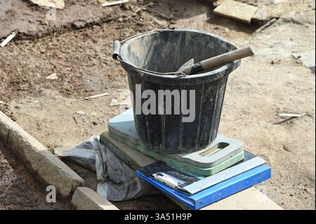 Seau , truelle et autres outils archéologiques à Ness of Brodgar site archéologique néolithique Mainland Orkney, Écosse juillet 2024 Banque D'Images