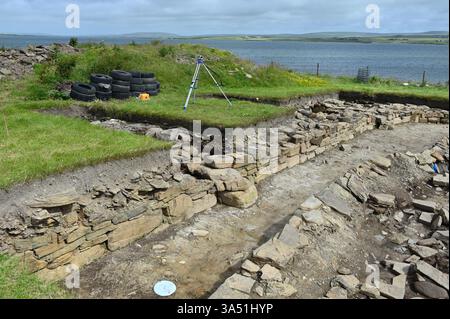 La Grande Muraille de Brodgar à Ness of Brodgar site de fouilles archéologiques néolithiques Mainland Orcades, Écosse juillet 2024 Banque D'Images