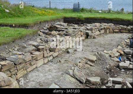 La Grande Muraille de Brodgar à Ness of Brodgar site de fouilles archéologiques néolithiques Mainland Orcades, Écosse juillet 2024 Banque D'Images