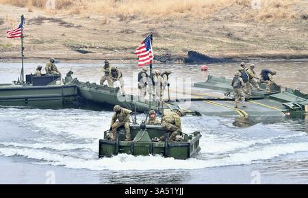 Séoul, CORÉE DU SUD. 20 mars 2025. 20 mars 2025-Séoul, Corée du Sud, Corée du Sud, Corée du Sud et soldats américains cobatEngineers se lancent dans un exercice de traversée de rivière près de DMZ à Yeoncheon, en orée du Sud. Les troupes sud-coréennes et américaines ont lancé un exercice conjoint de franchissement de rivière près de la frontière avec la Corée du Nord, a déclaré l'armée du Sud, dans un effort pour améliorer leurs capacités opérationnelles conjointes. (Crédit image : © Défense Minitry via ZUMA Press Wire) USAGE ÉDITORIAL SEULEMENT ! Non destiné à UN USAGE commercial ! Banque D'Images