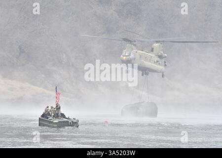 Séoul, CORÉE DU SUD. 20 mars 2025. 20 mars 2025-Séoul, Corée du Sud, Corée du Sud, Corée du Sud et soldats américains cobatEngineers se lancent dans un exercice de traversée de rivière près de DMZ à Yeoncheon, en orée du Sud. Les troupes sud-coréennes et américaines ont lancé un exercice conjoint de franchissement de rivière près de la frontière avec la Corée du Nord, a déclaré l'armée du Sud, dans un effort pour améliorer leurs capacités opérationnelles conjointes. (Crédit image : © Défense Minitry via ZUMA Press Wire) USAGE ÉDITORIAL SEULEMENT ! Non destiné à UN USAGE commercial ! Banque D'Images