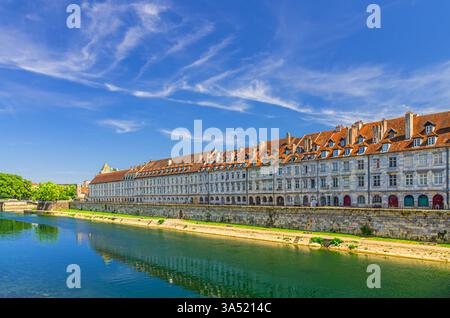 Quai Vauban Doubs quai River talus avec rangée de bâtiments médiévaux maisons dans le vieux centre ville de Besançon, la boucle de Besançon centre historique ville de su Banque D'Images