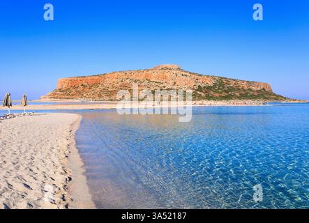 Crète, Grèce. Plage de Balos Lagoon et île de Gramvousa. Banque D'Images