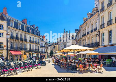 Dijon, France, 9 juillet 2024 : vieilles maisons médiévales bâtiments et restaurant de rue café sur la place du Théâtre dans la vieille ville de Dijon historique cen Banque D'Images