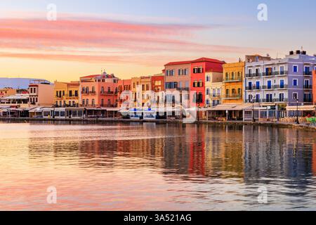 Crète, Grèce. Vieux port vénitien de Chania au lever du soleil. Banque D'Images