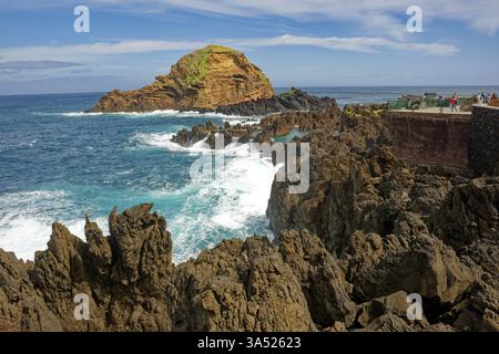 Piscines naturelles en roche volcanique, piscines de lave, piscines naturelles, piscines naturelles, côte rocheuse, complexe balnéaire, Porto Moniz, Madère, Portug Banque D'Images