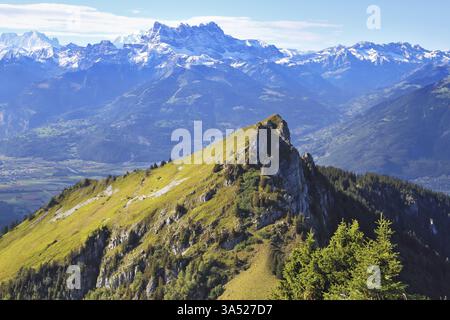 Temps magnifique dans les Alpes suisses. Pic déchiqueté pittoresque. Loin de la vallée brumeuse Banque D'Images