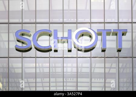 Mayence, Allemagne - 10 février 2018 : façade en verre du siège de Schott AG à Mayence avec fenêtres teintées et logo le 10 février 2018 à Mayence Banque D'Images