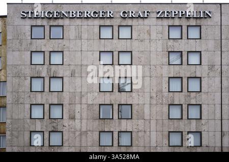 Stuttgart, Allemagne - 03 février 2018 : la façade frappante avec des rangées carrées de fenêtres de l'hôtel de luxe Steigenberger Graf Zeppelin à Stuttgart Banque D'Images