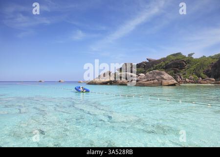Îles exotiques tropicales Similan. Eau de mer Azur limpide. Amarré dans le bateau gonflable de baie Banque D'Images
