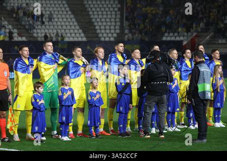 Murcie, Espagne. 20 mars 2025. Les joueurs ukrainiens photographiés au début d'un match de football entre l'équipe nationale belge les Red Devils et l'Ukraine, jeudi 20 mars 2025 à Murcie, Espagne, première étape des play-offs de la Ligue des Nations. BELGA PHOTO VIRGINIE LEFOUR crédit : Belga News Agency/Alamy Live News Banque D'Images