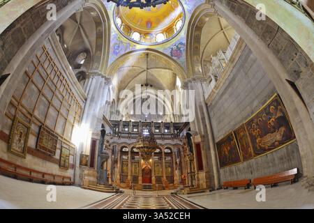 Église du Saint-Sépulcre à Jérusalem. Immense hall joliment décoré en face de l'Edicule. Hall est magnifiquement éclairé par la lumière du soleil à travers les fenêtres i. Banque D'Images