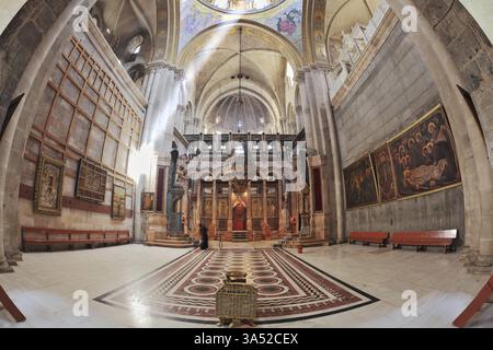 Église du Saint-Sépulcre à Jérusalem. Immense hall joliment décoré en face de l'Edicule. Hall est magnifiquement éclairé par la lumière du soleil à travers les fenêtres i. Banque D'Images