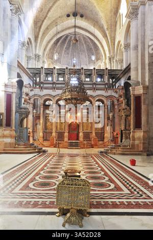 Immense hall joliment décoré en face de l'Edicule. Au centre est un vase en pierre - le nombril de la terre et l'urne pour. Église du Banque D'Images