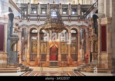 Immense hall joliment décoré en face de l'Edicule. Au centre est un vase en pierre - le nombril de la terre et l'urne pour. Église du Banque D'Images