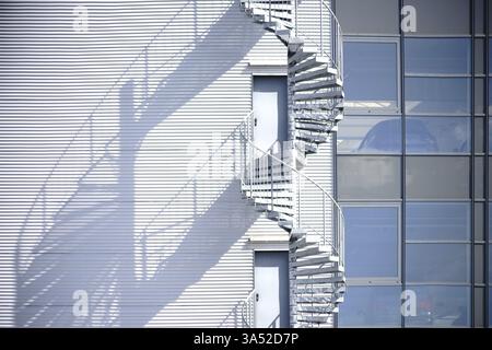 Un escalier en colimaçon, issue de secours, sur la façade latérale d'un bâtiment industriel Banque D'Images