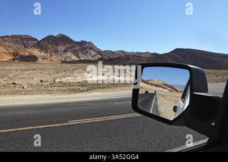 La route pittoresque de la Vallée de la mort se reflète dans le rétroviseur de la voiture Banque D'Images